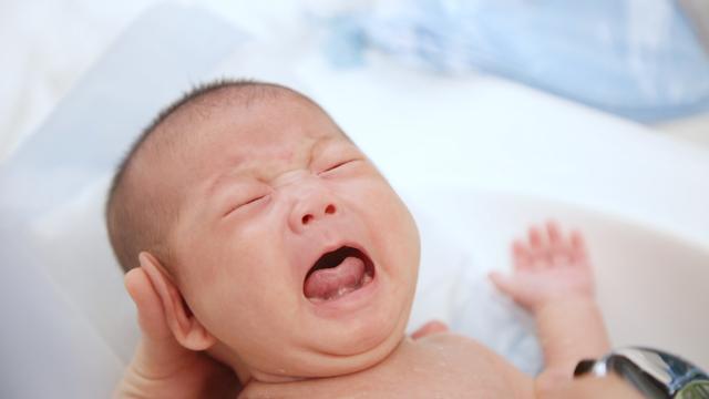 孩子睡醒后的眼屎怎么洗