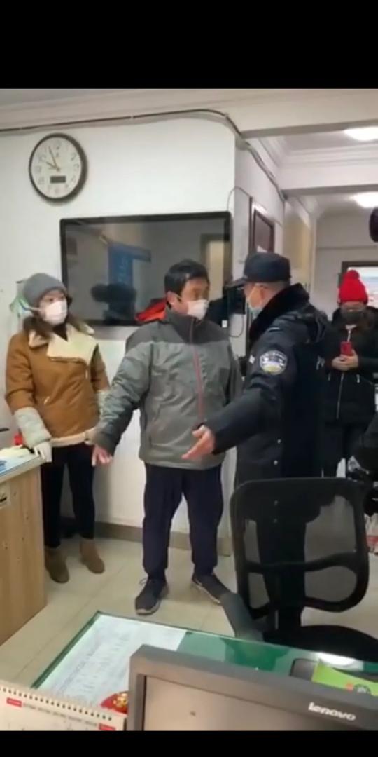 男子冒充领导干部不接受防疫检查，辱骂打伤民警被刑拘