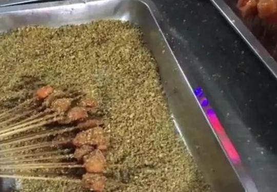 年轻小伙夜市摆摊卖“烤串”，4元一串，生意火爆，赚到盆满