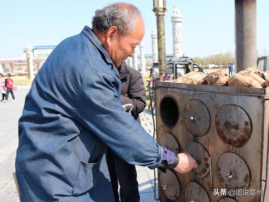 72岁农村老人卖烤红薯20年，每天忙碌15个小时，究竟能赚多少钱？