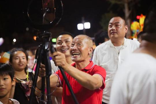 鹿邑：开展电商直播带货夜市巡演，培养“农民网红”