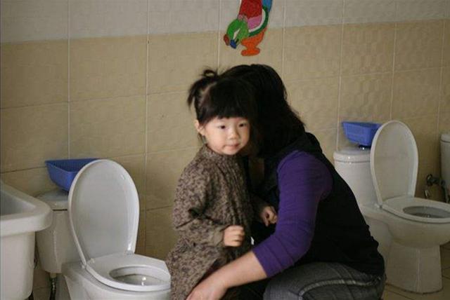 1岁多的小孩子怎么学会自己上厕所