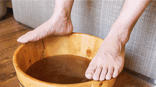热水泡脚对改善睡眠有帮助吗 热水泡脚对改善睡眠有帮助吗