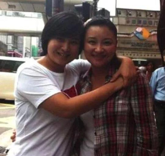 辛酸的贾玲：母亲早逝，住10平米地下室，20元买馒头咸菜硬撑一周