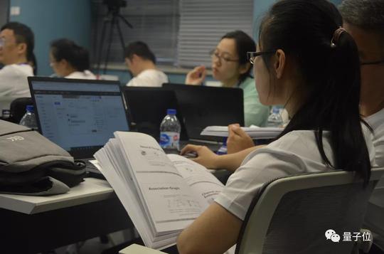 高校老师暑假狂补ai课背后：ai人才培养竞赛开跑