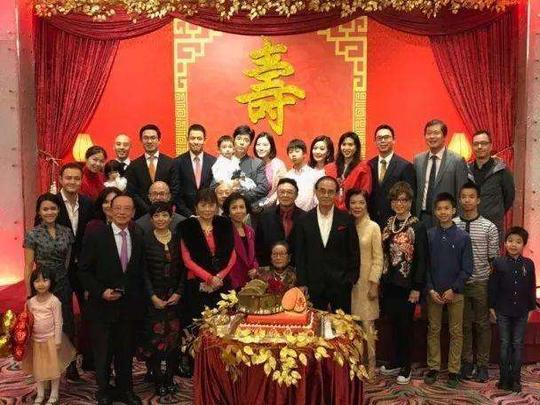 丈夫给她留了6百亿家产！6个儿子为争家产，把百岁的她给软禁了