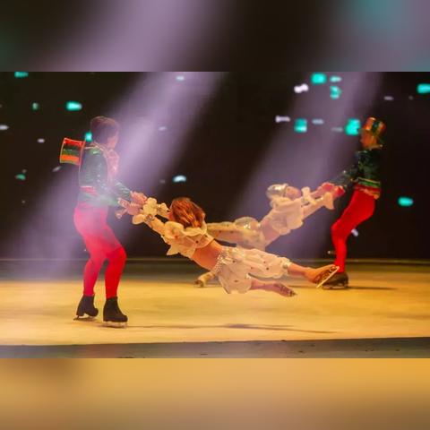 哈尔滨冰雪大世界哈冰秀演出时间？