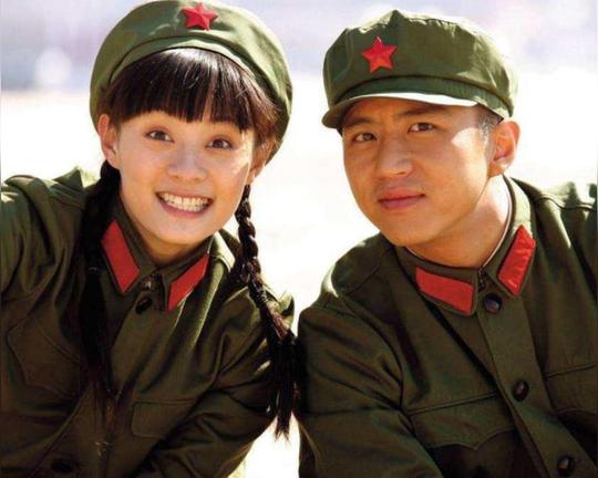 孙俪带孩子摆摊被质疑，不到4小时收入过万，什么本子价值268？