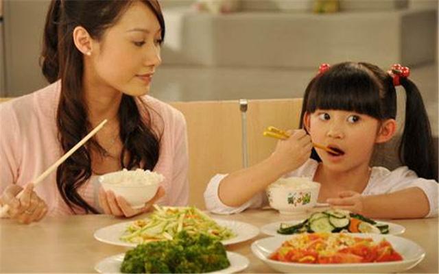 四大喂饭方式害了宝宝一生