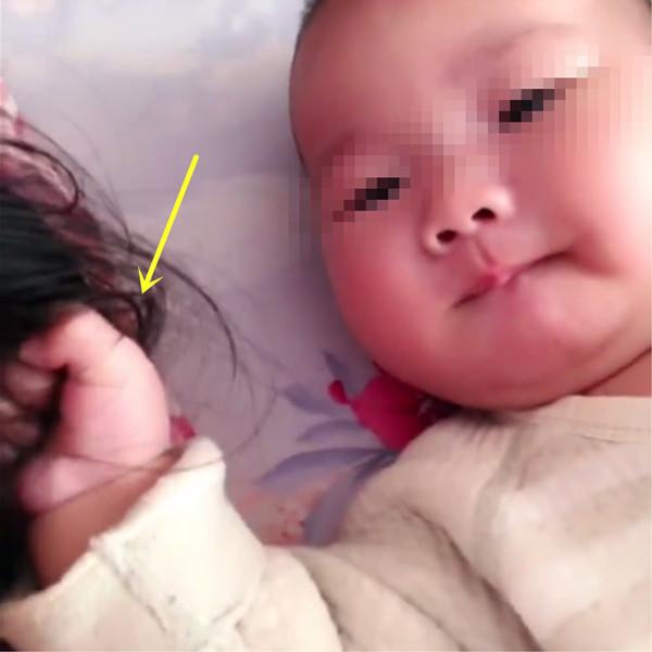 宝宝为什么喜欢抓妈妈头发