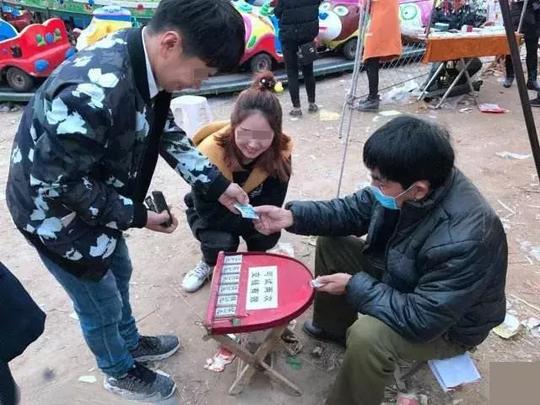 街头骗术全相似，示弱诱敌加催眠