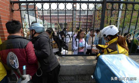 校园“垄断生意”撑不住了？曾经年入百万，如今处境尴尬