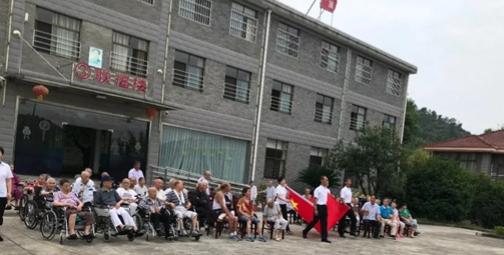 湖北黄石顺星老年公寓举行“为党旗争光为锦旗添彩”活动