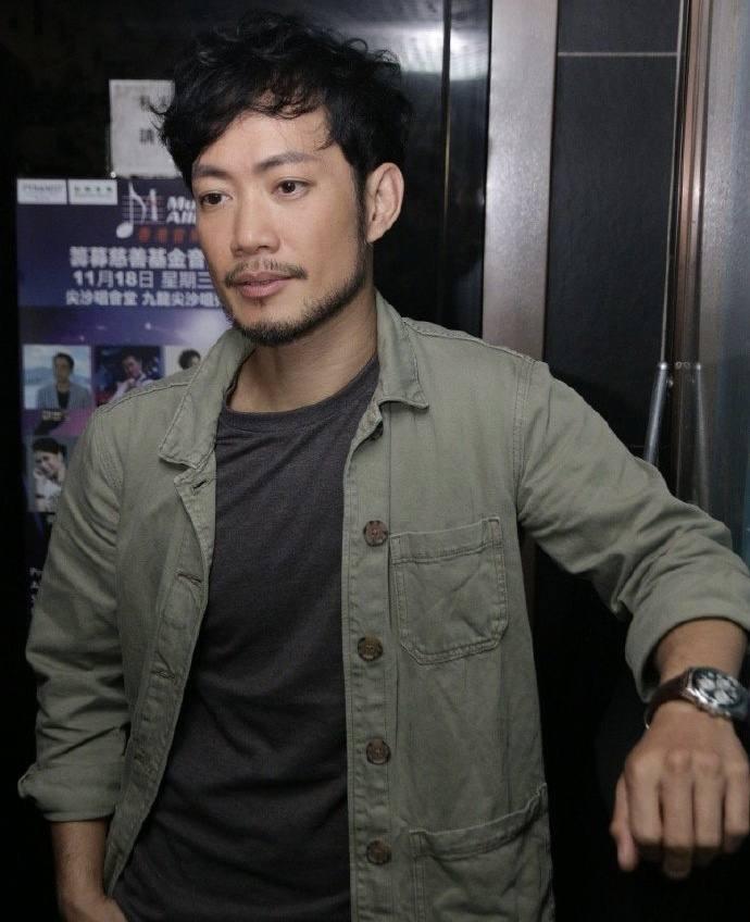 [1]1984年,在张国荣,张卫健的帮助下以第三届新秀歌唱大赛冠军的身份