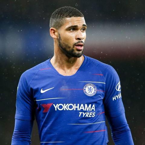 头怎么顶着足球