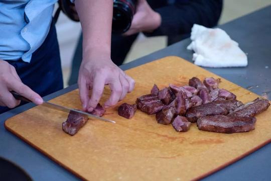 美食系列02：椒香牛小排（新手烹饪牛排必看，一学就会）