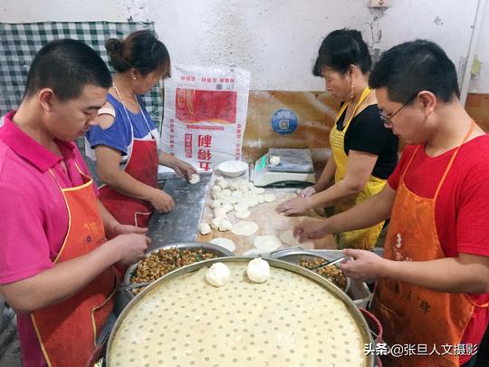 农村小两口进城卖包子生意有多红火仅员工就雇下十多名你说说