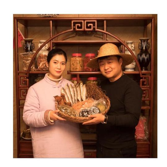 罗田一对80后小夫妻返乡创业直播卖土特产：扎根家乡，助农增收