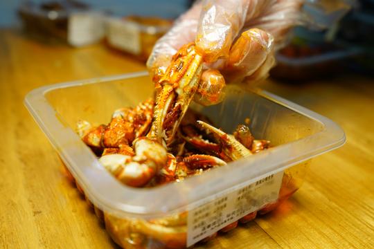 回坊吴亦凡！27岁帅小伙创业做卤味，鸡爪皮糯骨酥，食客流连忘返