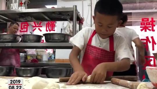 7岁男孩日擀600个包子皮：爸妈开店辛苦，不想他们太累