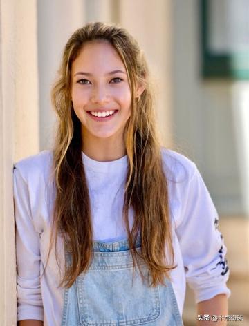 谷爱凌边化妆边赶作业图片