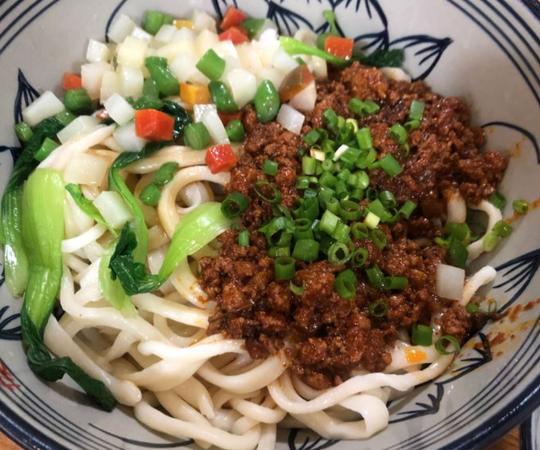西安面馆老板装傻，10元面条碗比脸大，看似吃亏生意却好到爆