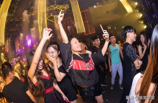 那些在夜场工作的女孩，最后都嫁给谁了？内行人透露其中“猫腻”