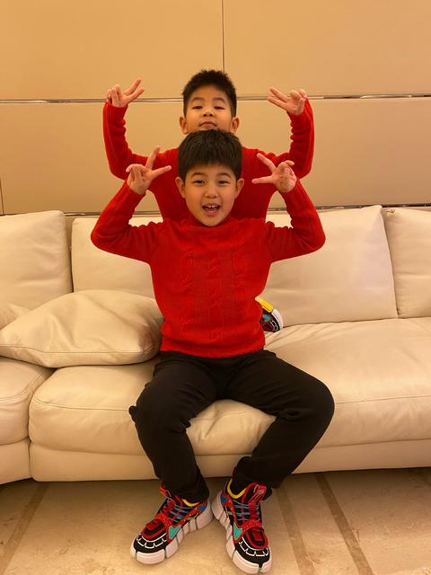 相差十岁双胞胎什么意思
