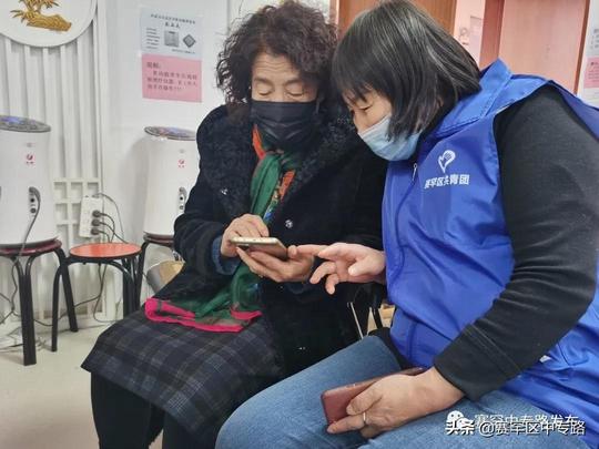 创业社区开展“智慧助老”社区青春行动
