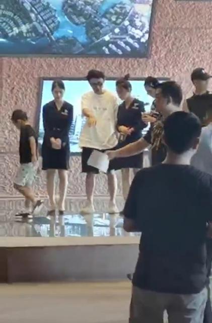 王思聪带女生现身楼盘看房是真的吗