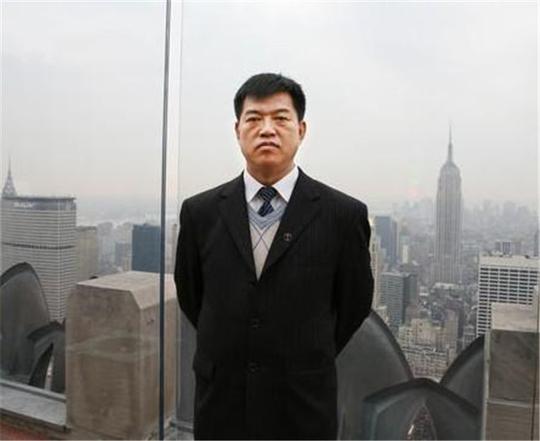不甘做交警辞职，三次创业，如今身家190亿，每个月只用几百块