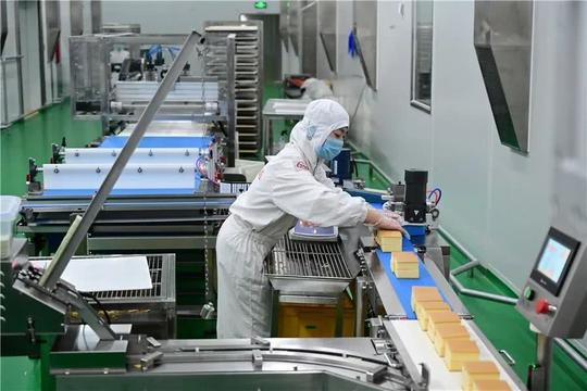 沈阳首富“诞生记”：60岁退休创业，靠卖面包赚得260亿元身家