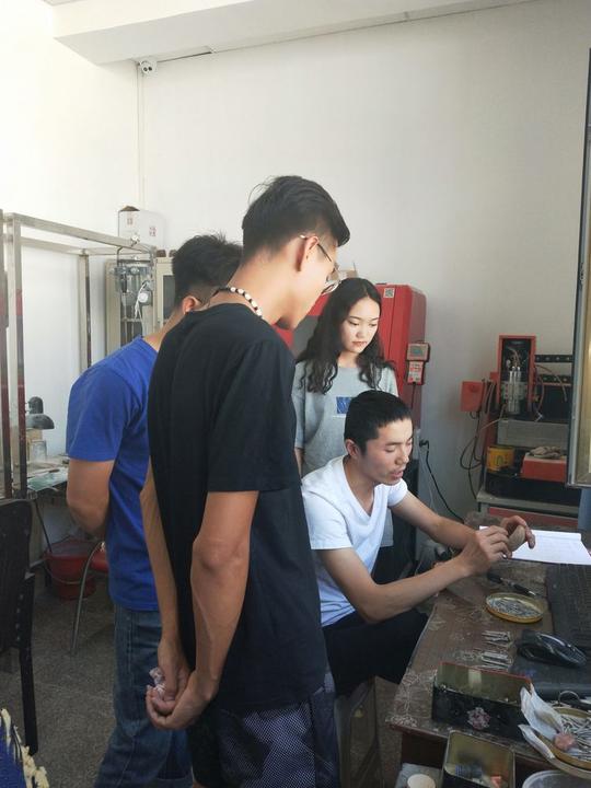 内师大工艺美术学院的学生来到乌中旗民族文化创业园进行实习学习