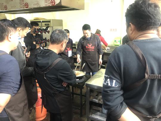 乡下夫妻二人开牛肉汤馆的创业日记，零基础也可以入门