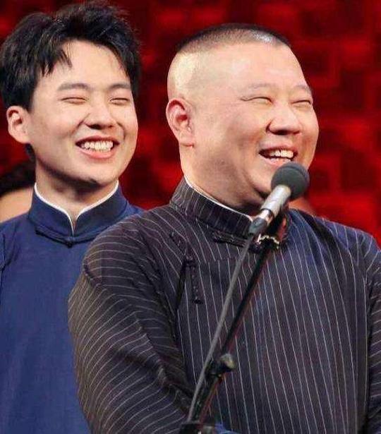 郭德纲创业时期照片，桌子上的饭菜看起来寒酸至极，成功来的不易