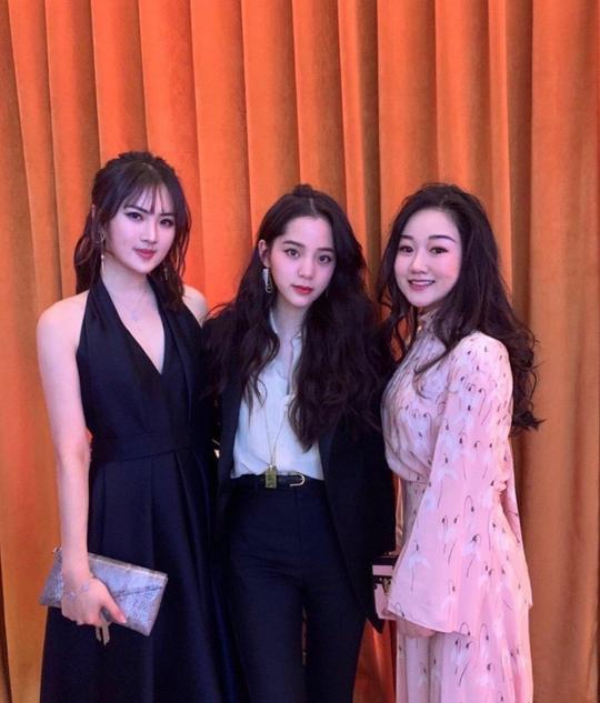 华为小公主跟赌王女儿泡夜店，穿衣时髦有心机，闺蜜团来头都不小