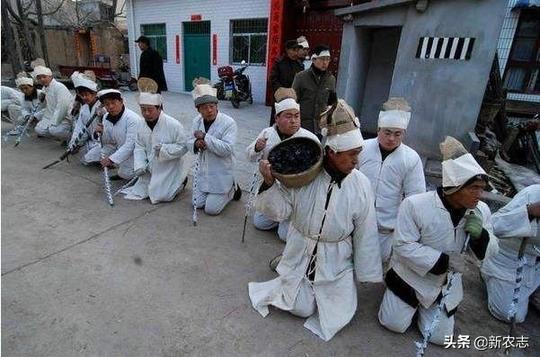 机械改变生活，农村葬礼用起了挖掘机，无形中滋生了新职业