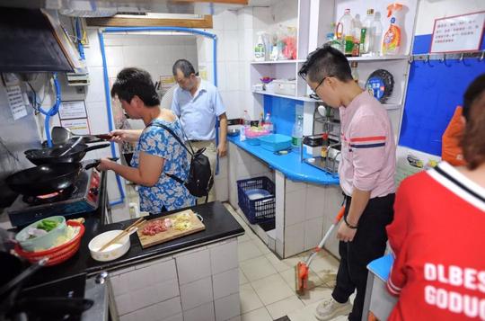 21岁他创办的“共享厨房”与医院仅一墙之隔，为患者提供临时的家