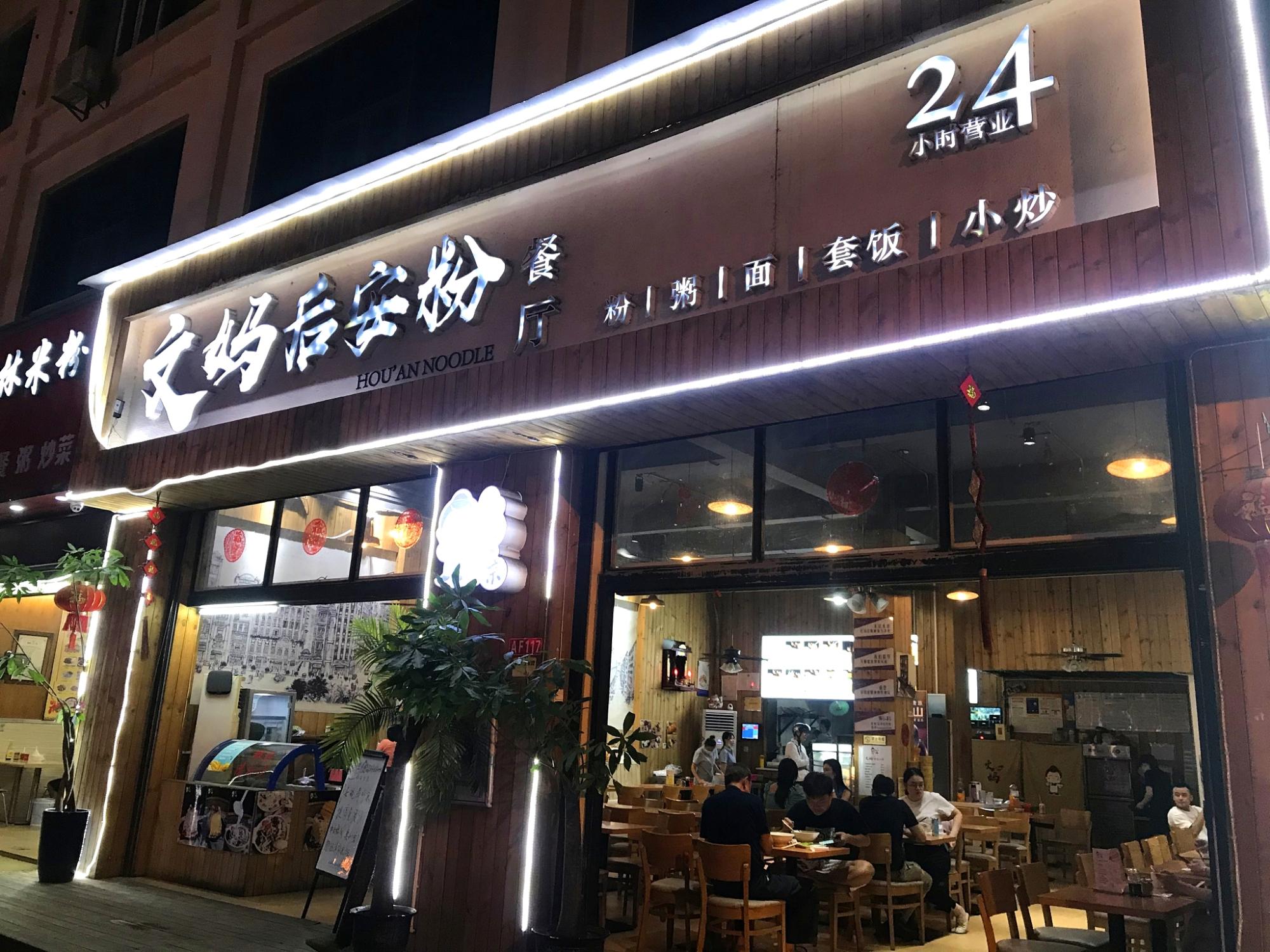 三亚有什么美食街（三亚人都去哪吃饭）