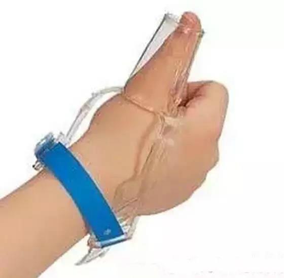 宝宝吃手怎么办