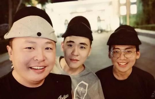 骗子假冒德云社签名照，配图乐坏了粉丝，人都不认识也敢来行骗？