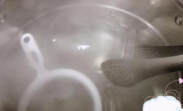 用开水烫给奶瓶消毒靠谱吗