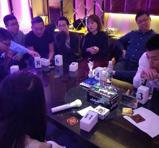 ktv的服务员，每隔几分钟就要往包厢瞅一眼，这是为何？