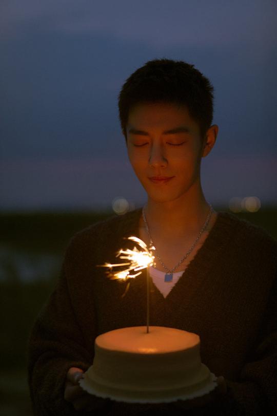 差一岁就而立了，肖战写给自己勉励的信，工作室晒照很阳刚帅气