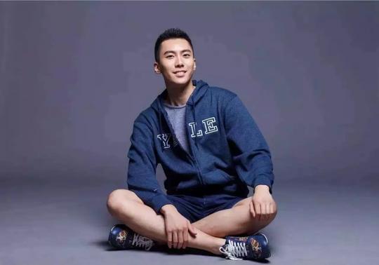 他出身单亲家庭，18岁进耶鲁，22岁入高盛，24岁创业，25岁去哈佛