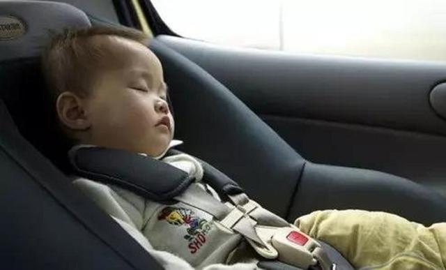 把孩子单独留在车里会怎么样