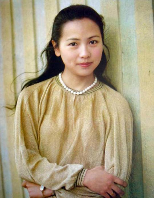 她是80年代金牌女配，《喜盈门》仁芳，29岁创业，花甲之年仍未婚