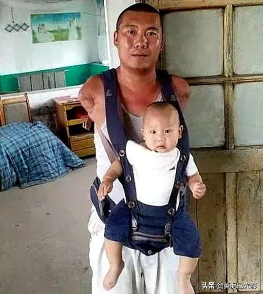 感动，辽宁农村无臂男，用脚看孩子，心愿是放牛把孩子养大