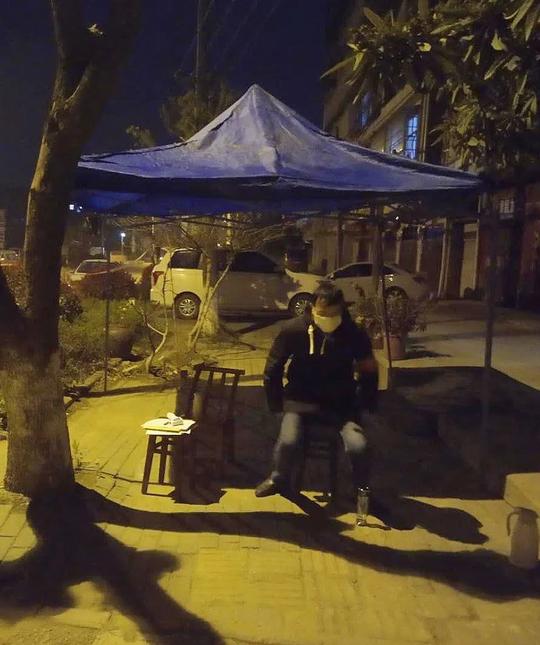 冷雨夜里的抗“疫”人