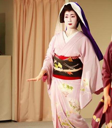 此人出身于上流社会，却甘为艺术献身，成为日本最好的艺伎